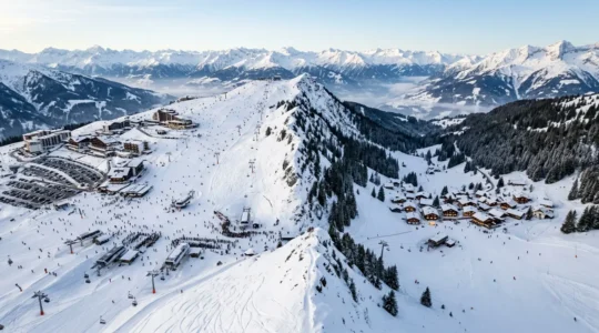 Vue panoramique d'un grand domaine skiable avec files d'attente aux remontées mécaniques, contrastée avec une petite station familiale tranquille