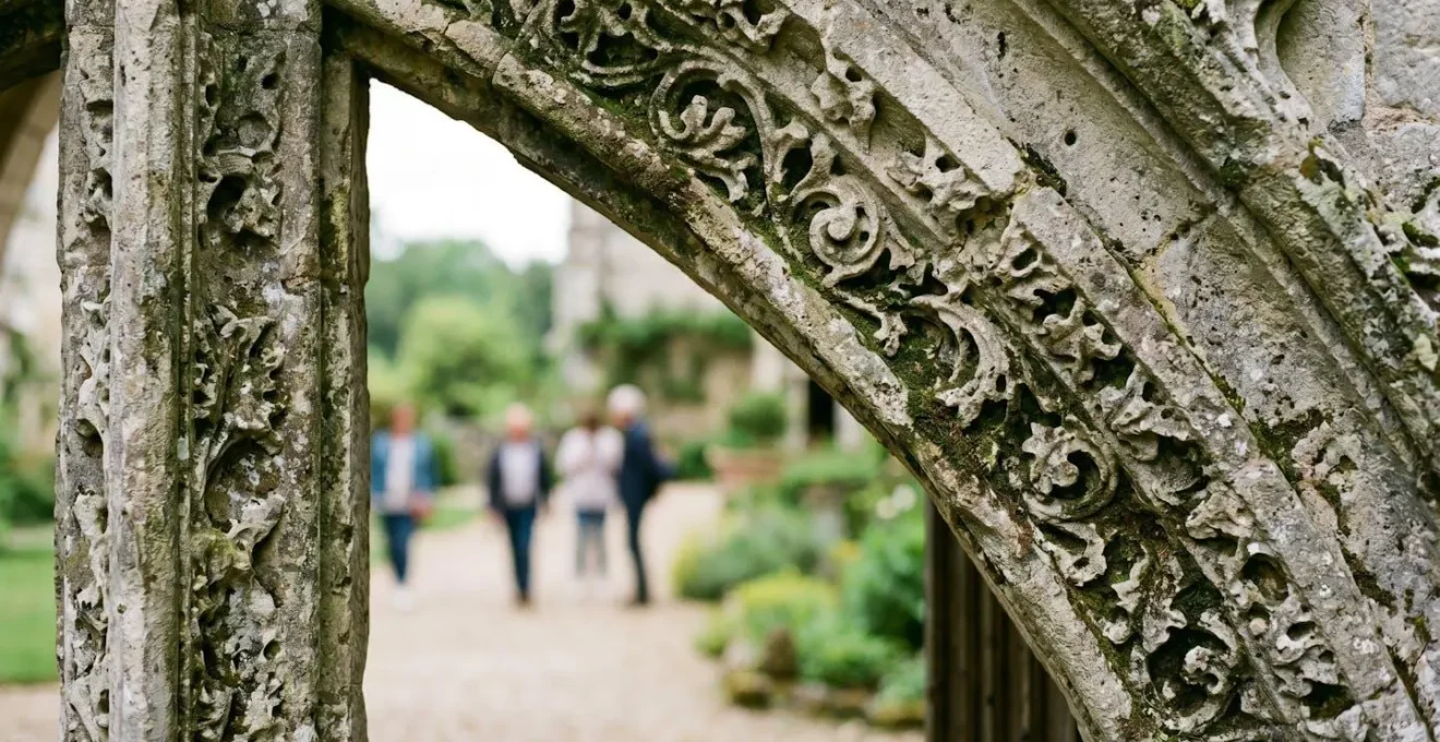 Petit château méconnu de la Loire avec visiteurs en exploration paisible