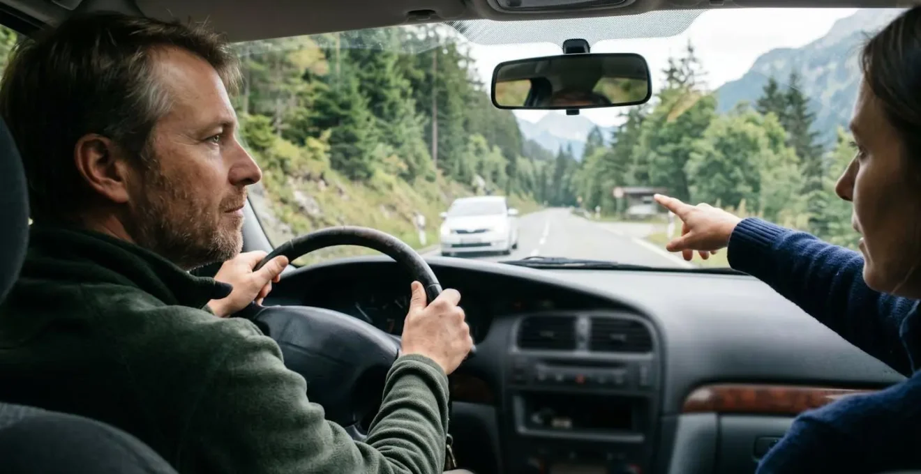 Deux véhicules se croisent prudemment sur une route étroite de montagne avec zone d'évitement visible