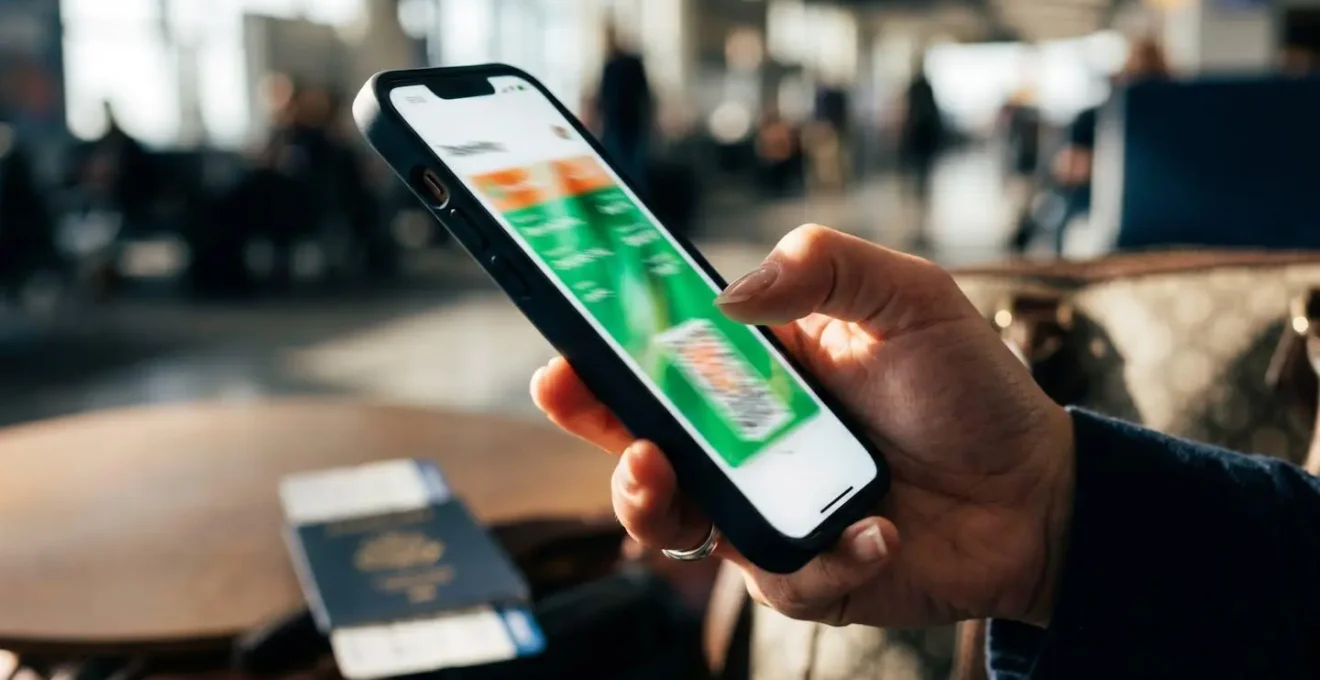 Main tenant un smartphone montrant une interface floue avec des éléments graphiques de validation